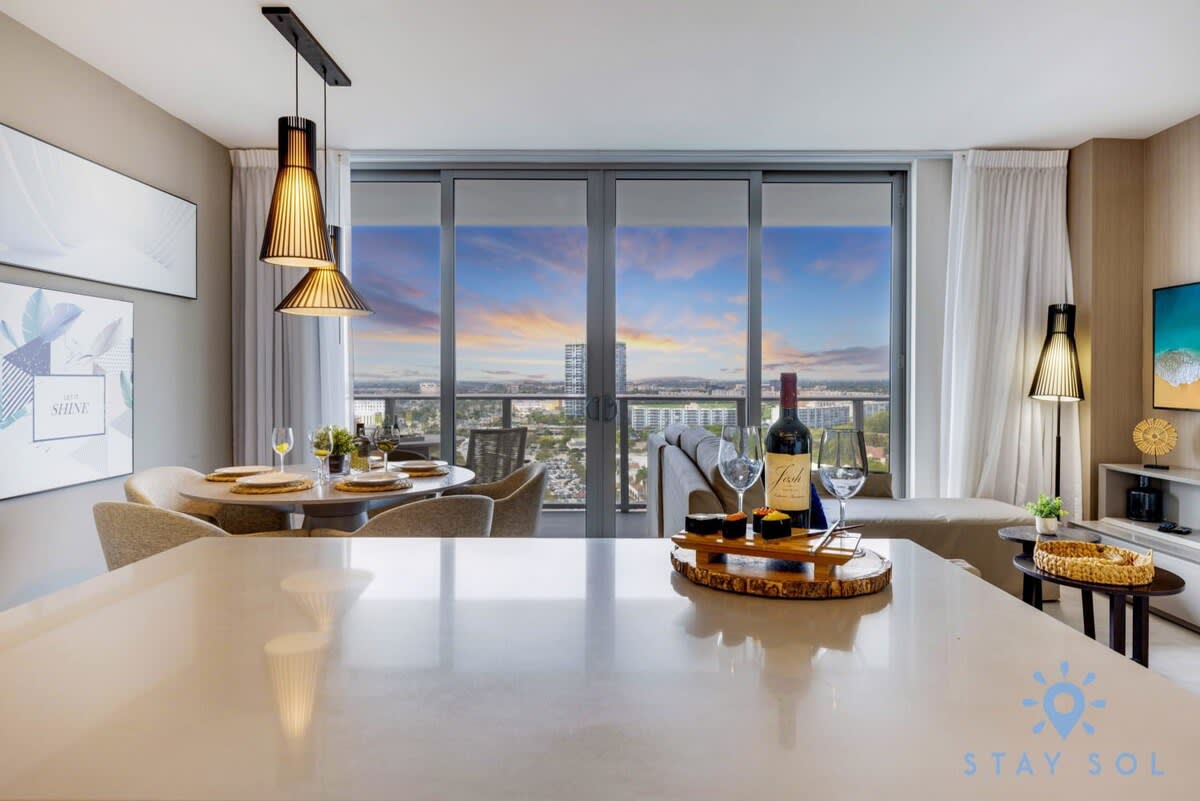 Luxury 1Br-Front Intracoastal View Balcony+ Pools