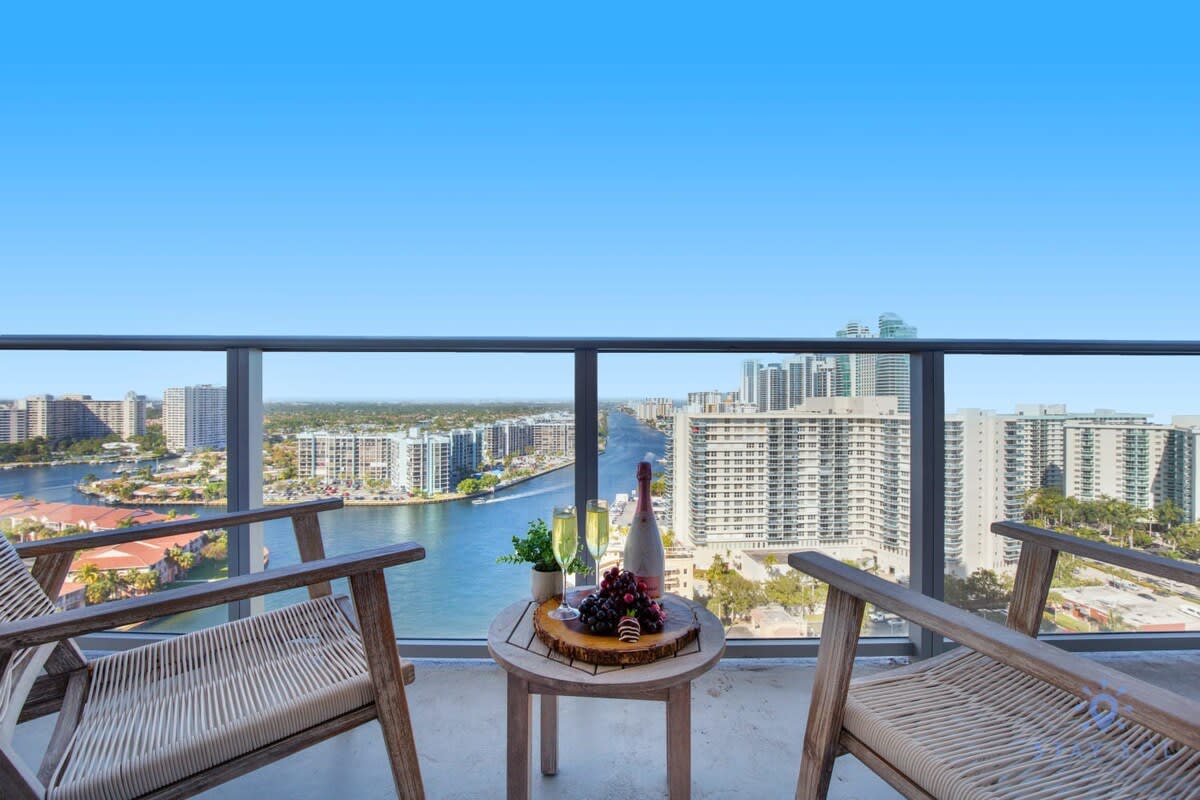 High Floor with Stunning Views Amazing Pools
