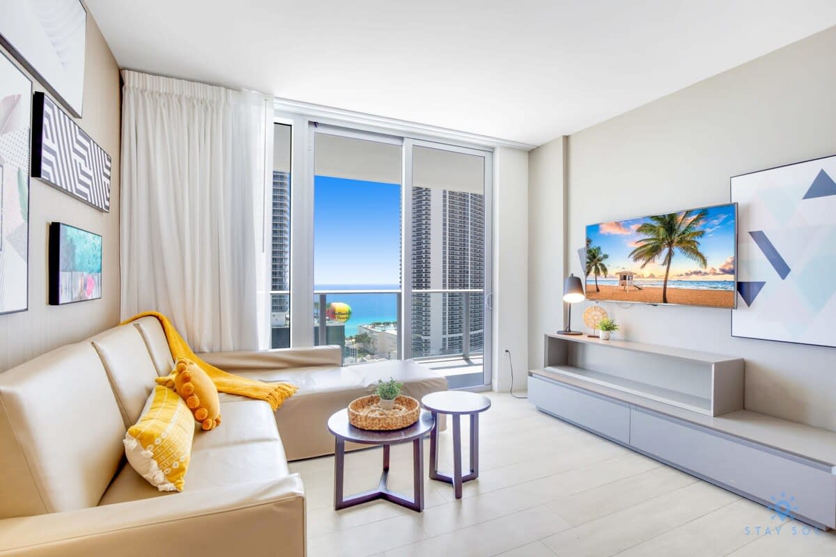 Oceanfront Oasis: Luxury, Sunrise Views, Resort