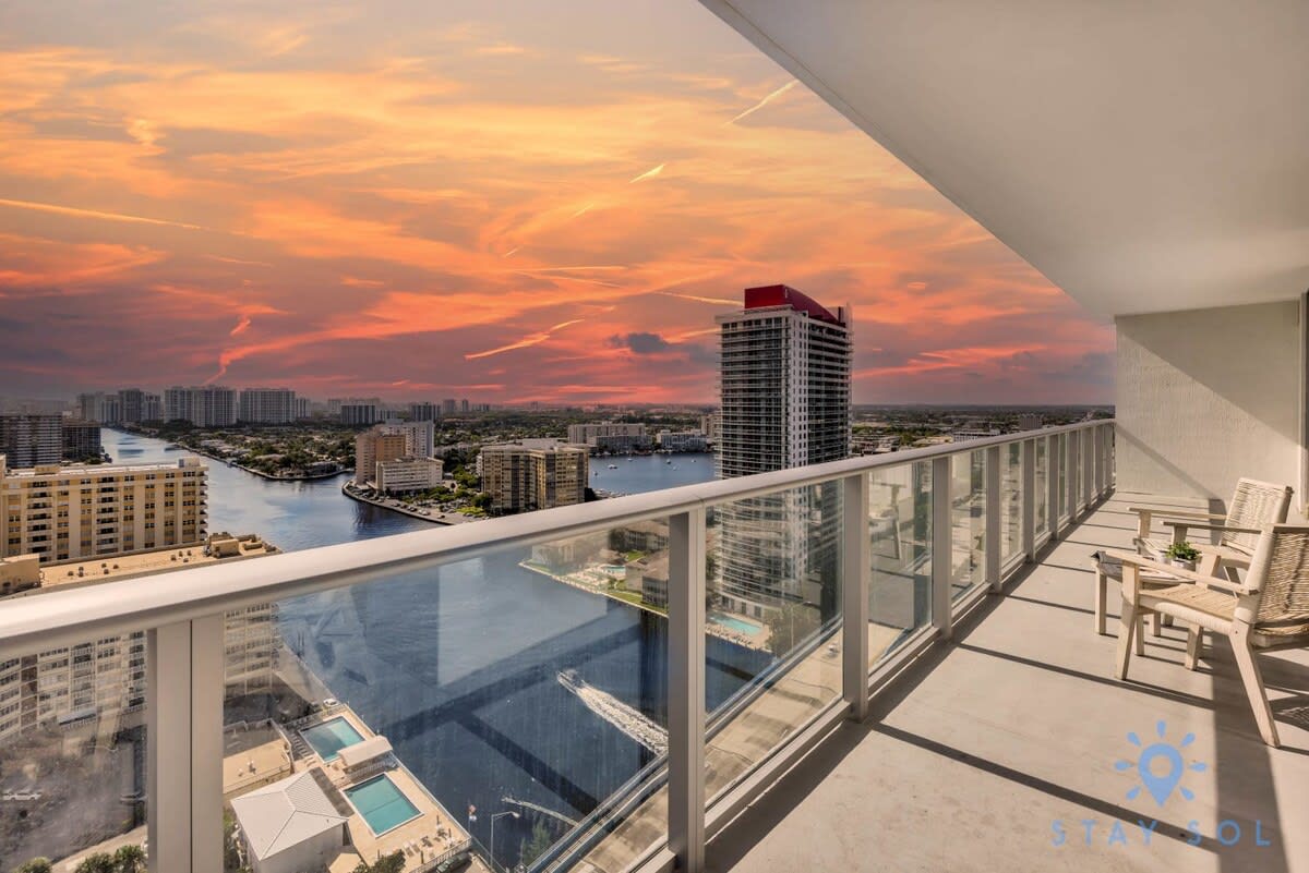 Wrap Around Balcony| Awesome Views |Amazing Pools — Hollywood, FL — vacation rental