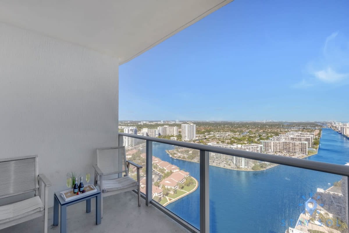 Luxury 2BR Apt w/Bay View And Amazing Pools