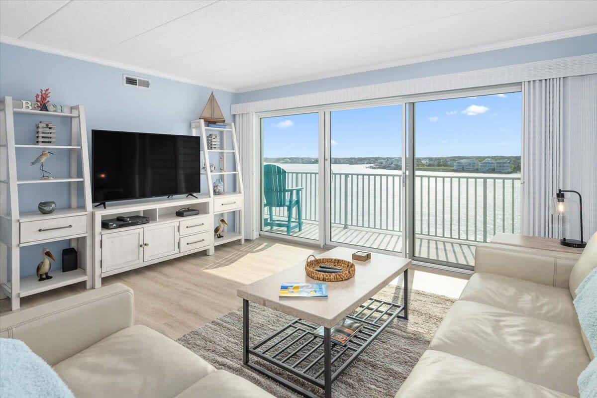 Direct Bayfront Condo w Prime Location and Pool