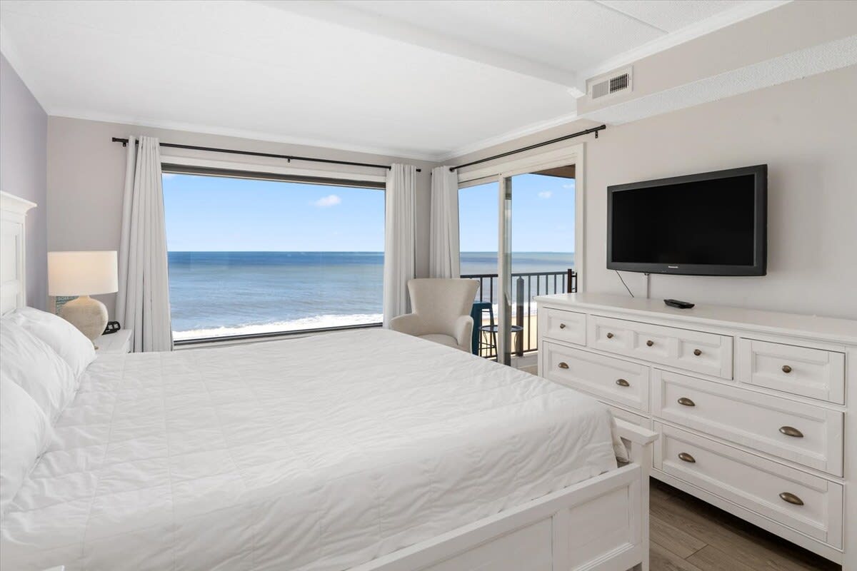 Prime Floor Two Bedroom Oceanfront Condo with Pool | Photo 2