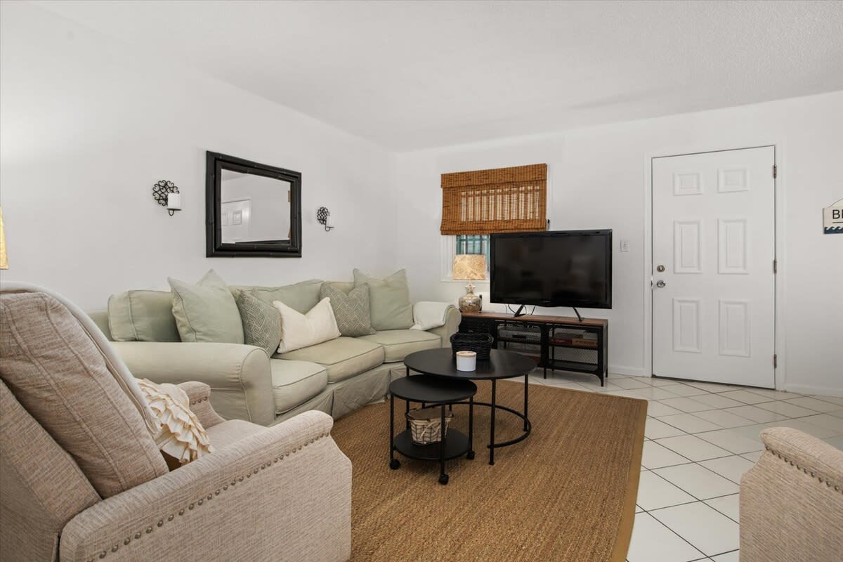 Two Bedroom Condo with Pool in the Heart of OC | Photo 3