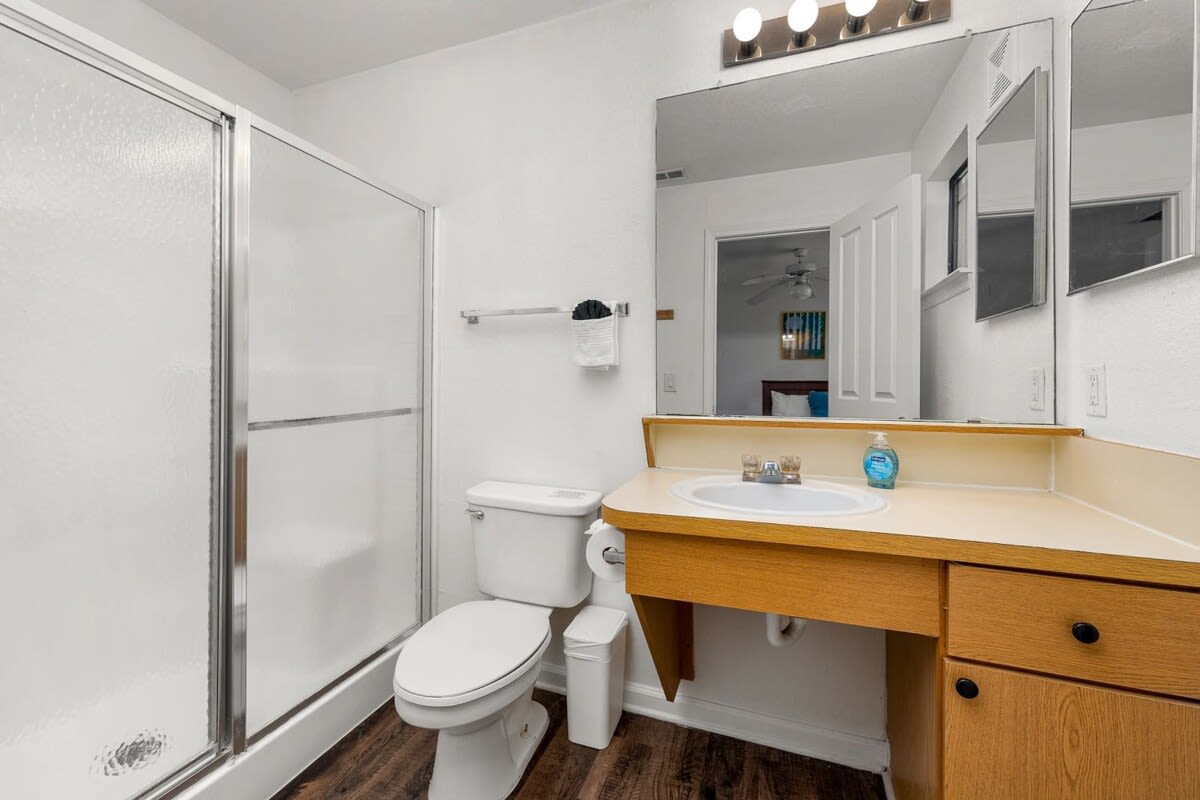 Spacious 1st‑floor unit w/pool & gym