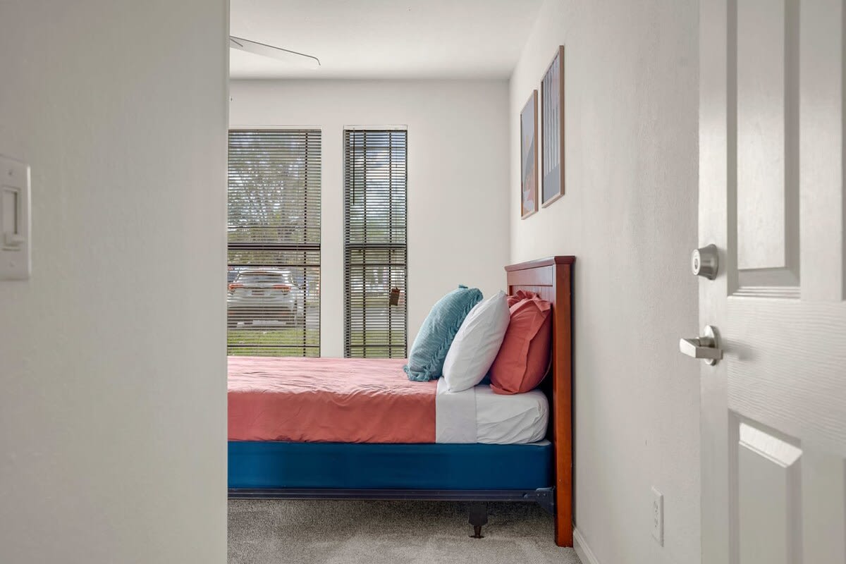 Spacious 1st‑floor unit w/pool & gym