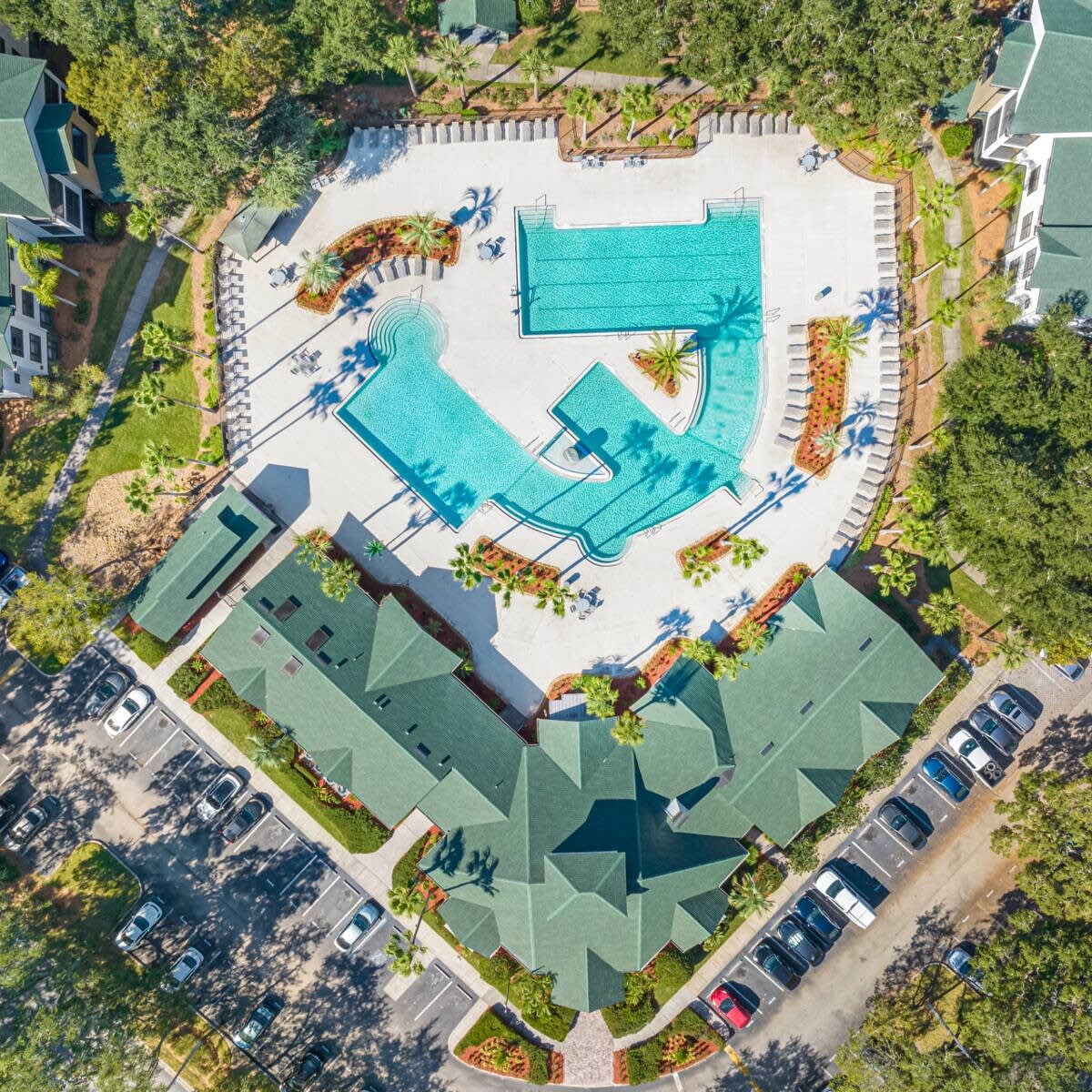 Spacious 1st‑floor unit w/pool & gym