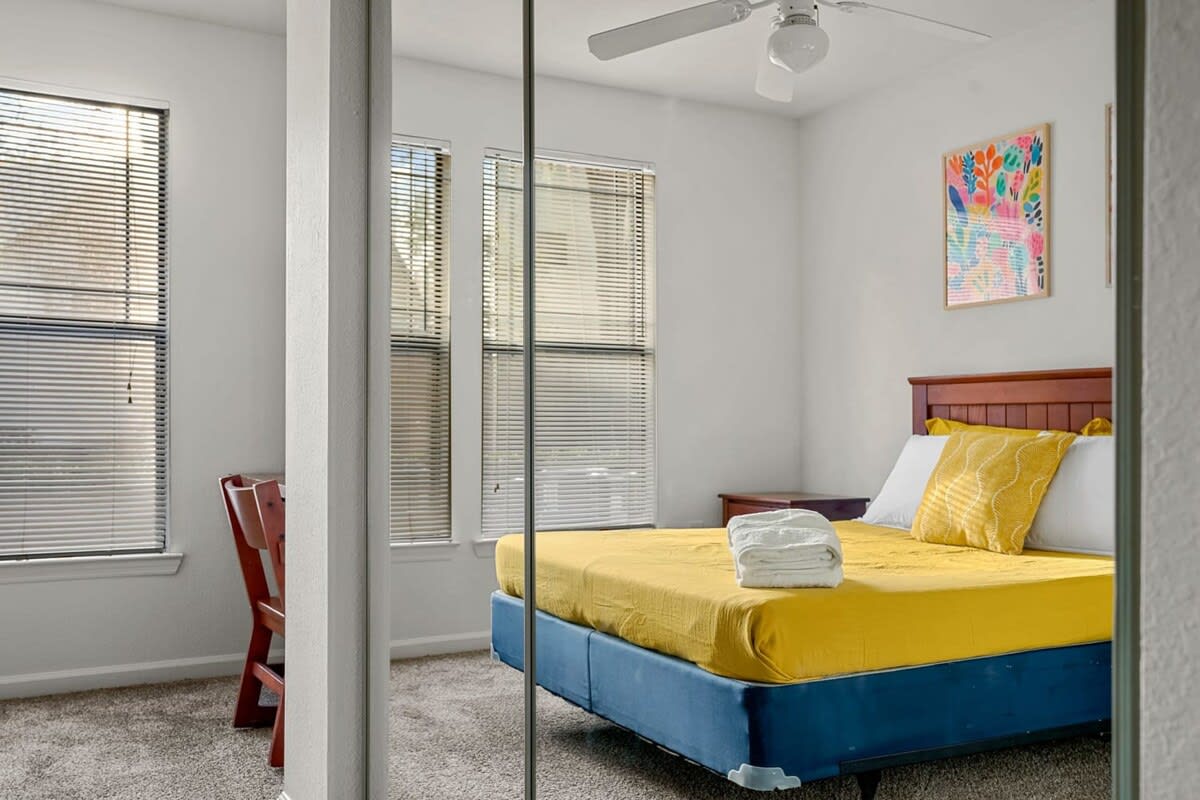 Spacious 1st‑floor unit w/pool & gym