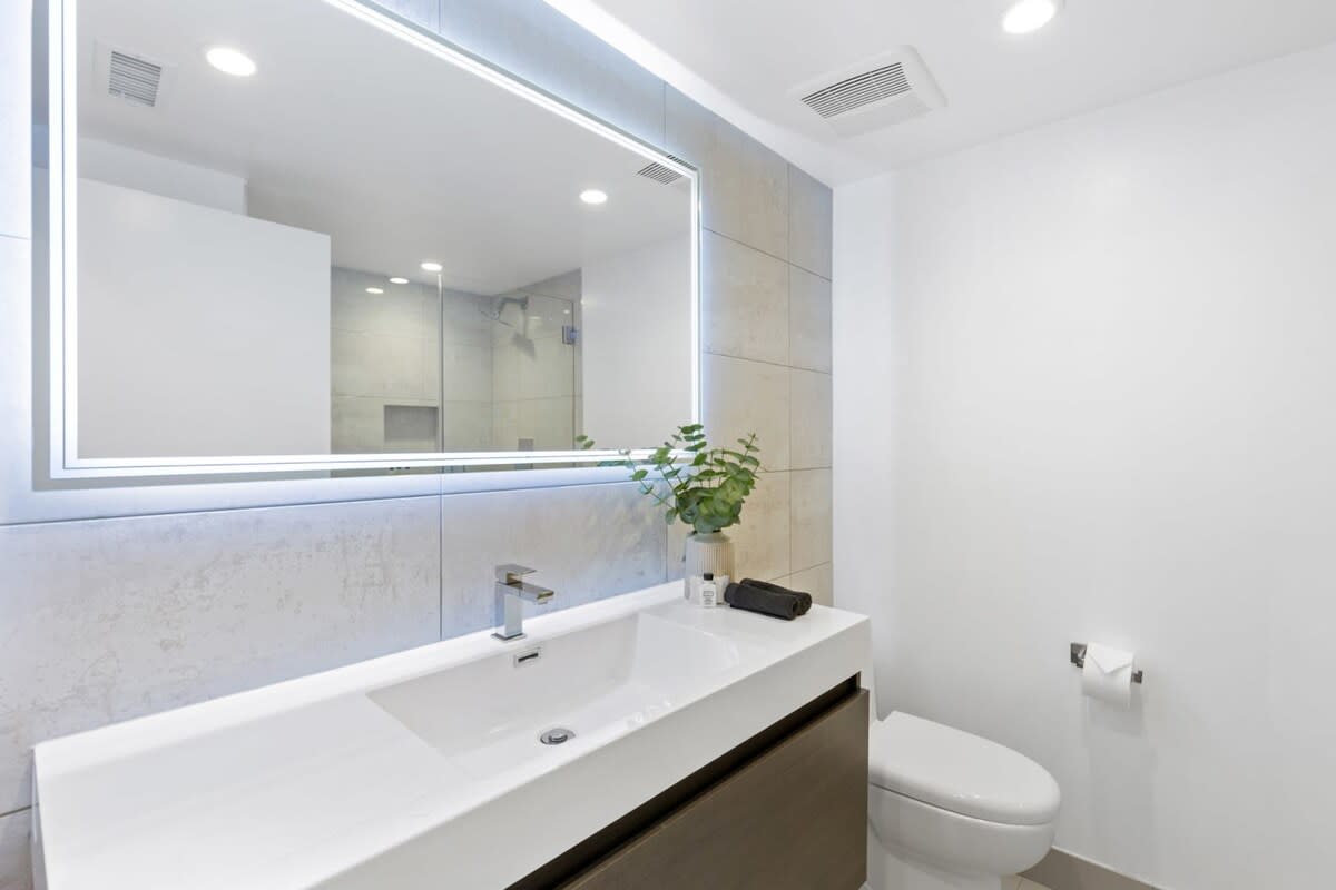 Downstairs full bathroom