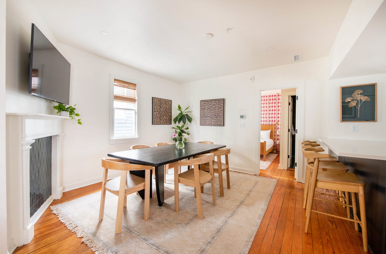 Dining area for 6 guests with an additional 3 seats at the island