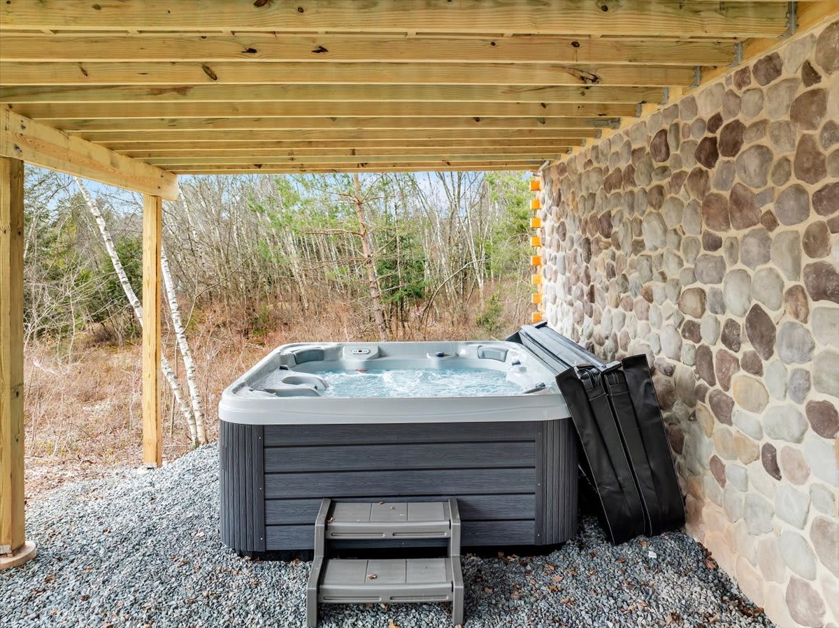 Lake Lux | Lakefront Log Cabin | Hot Tub | Sauna