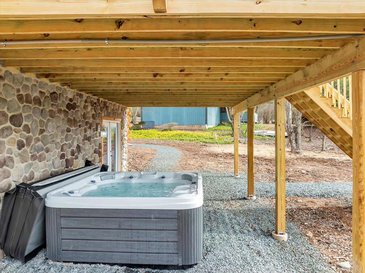 Lake Lux | Lakefront Log Cabin | Hot Tub | Sauna