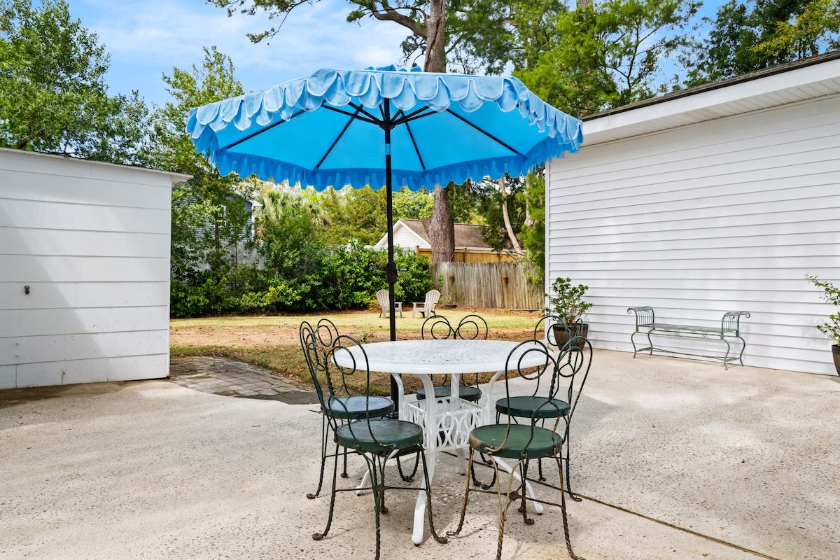 Outdoor seating area between the front and back house. 