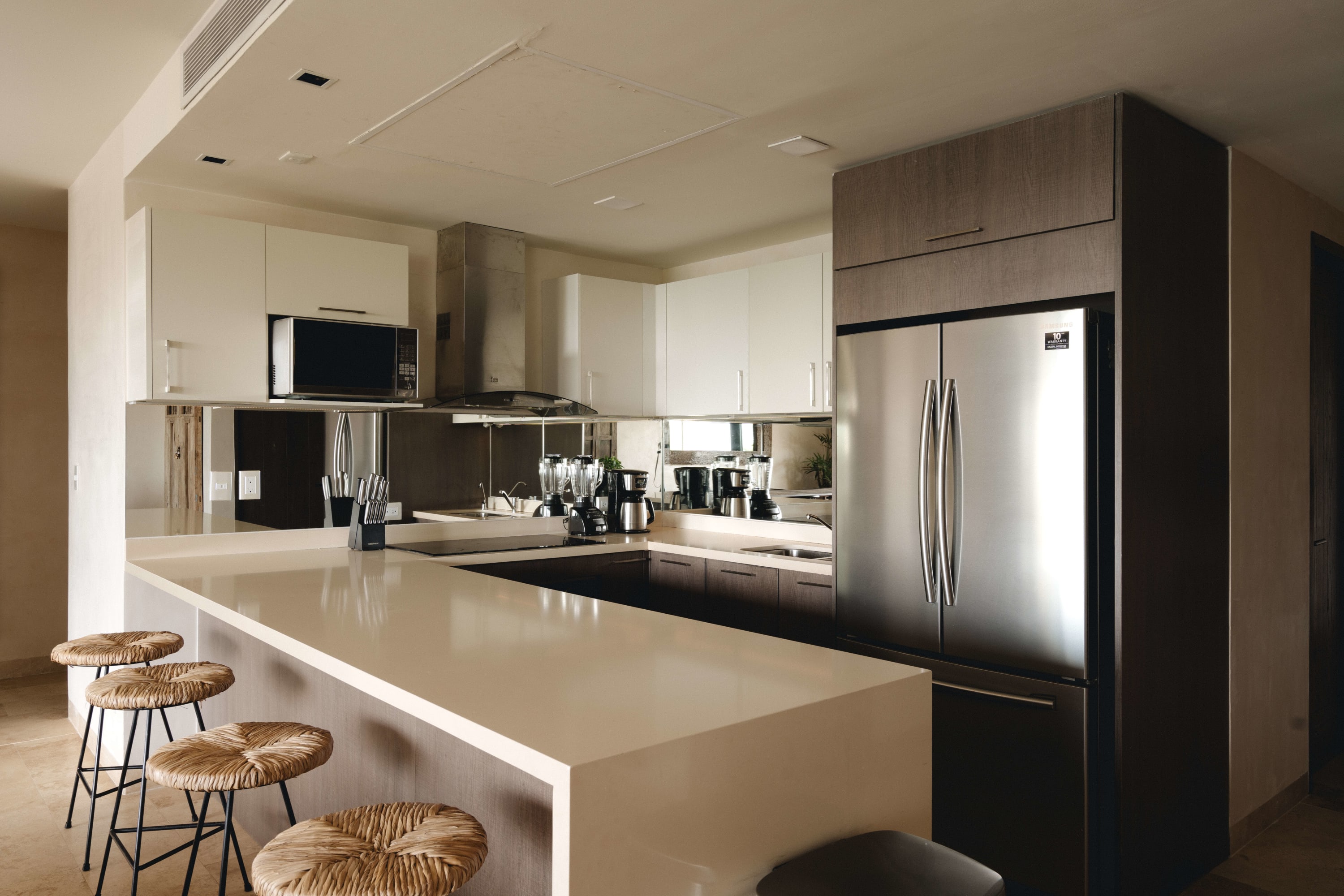 Incredible and modern kitchen with a large counter. Fully equipped kitchen