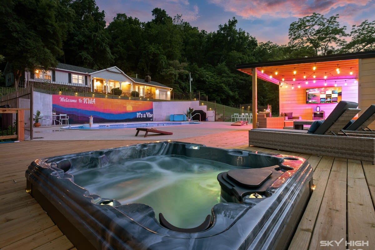 Sparkling Pool And Year-round Hot Tub - Charming Creekside Retreat - Rogers, AR