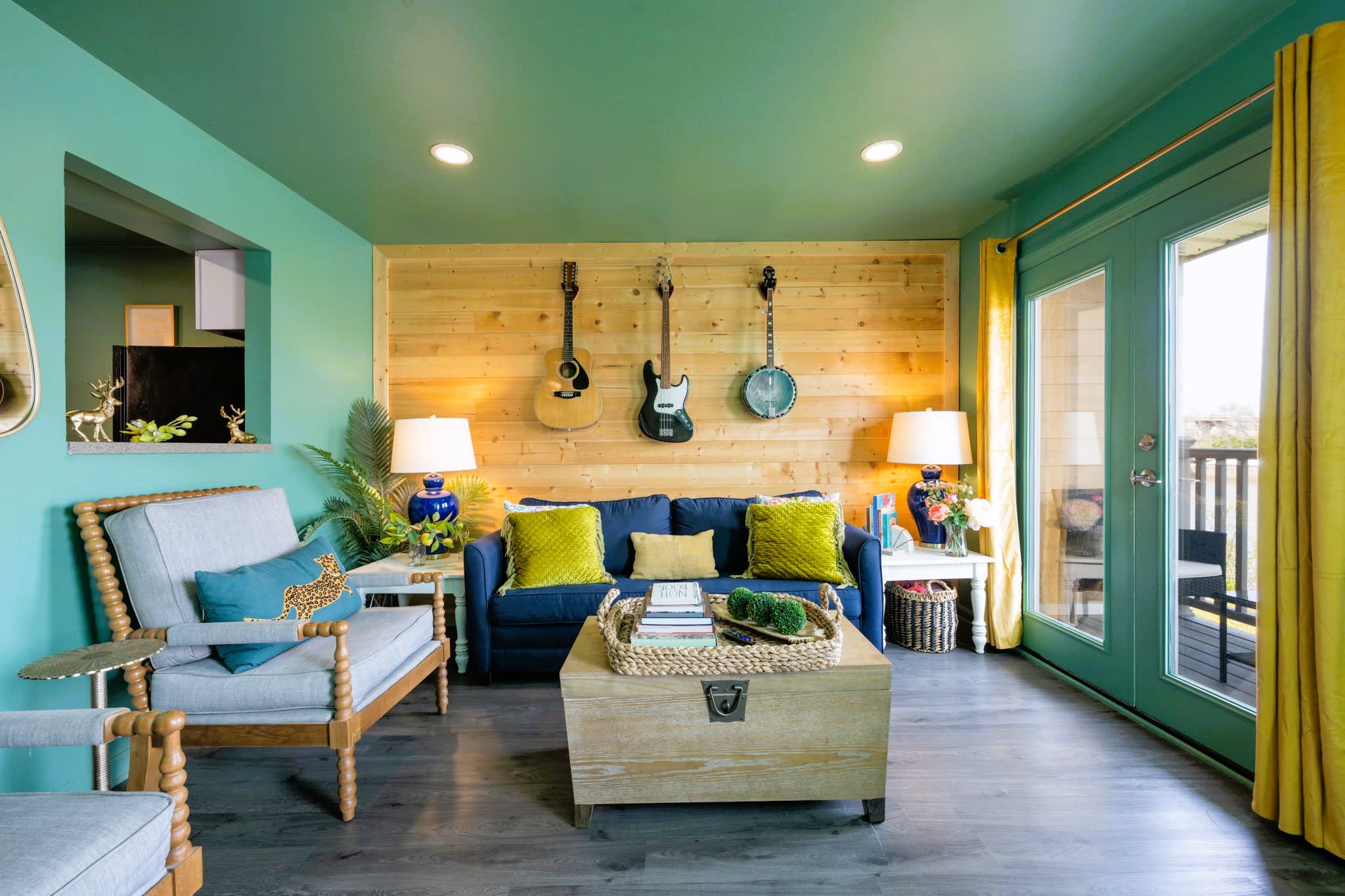 Riverfront Condo |Pool |Walk to Broadway |Sleeps 4