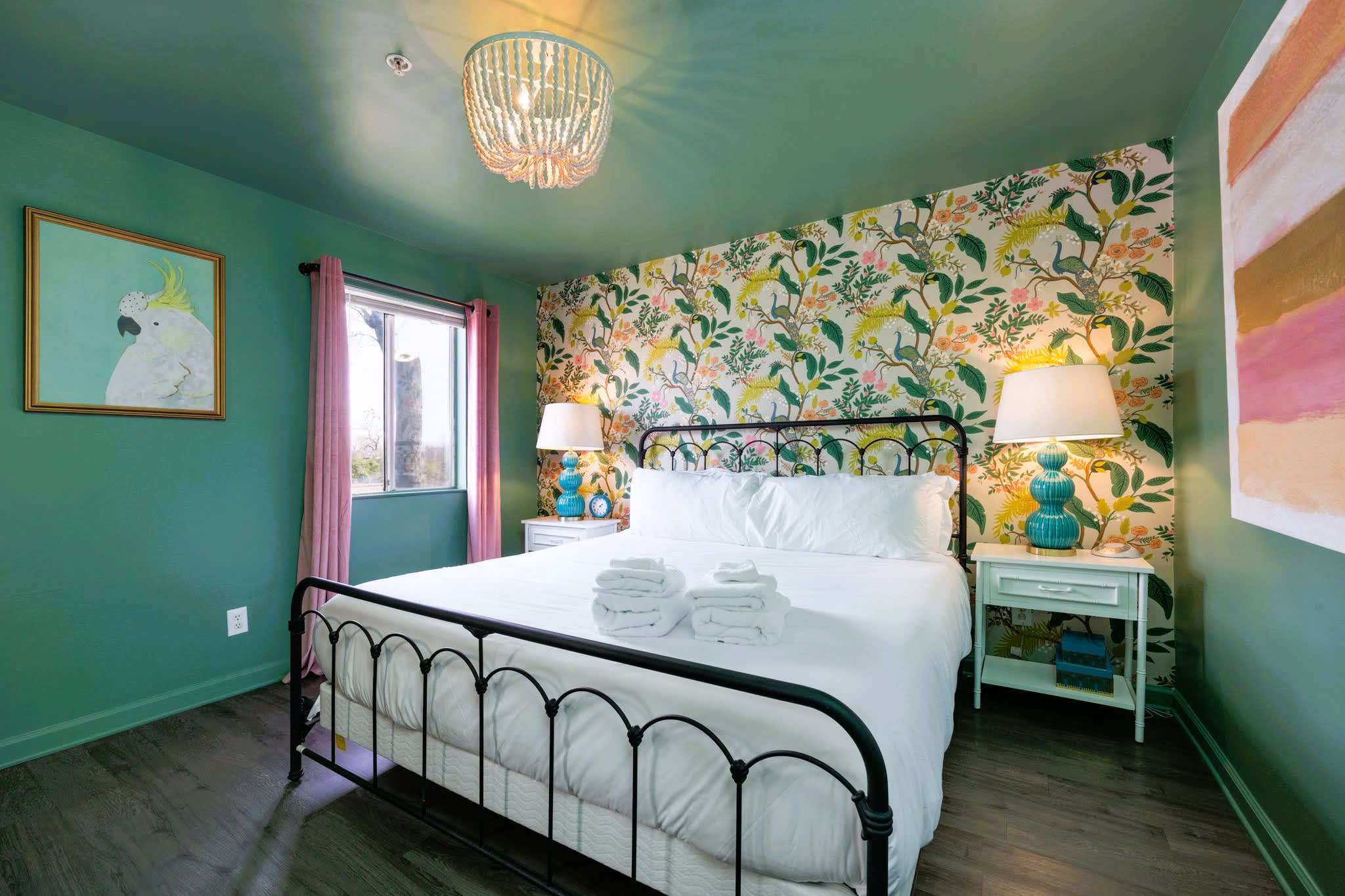 Riverfront Condo |Pool |Walk to Broadway |Sleeps 4