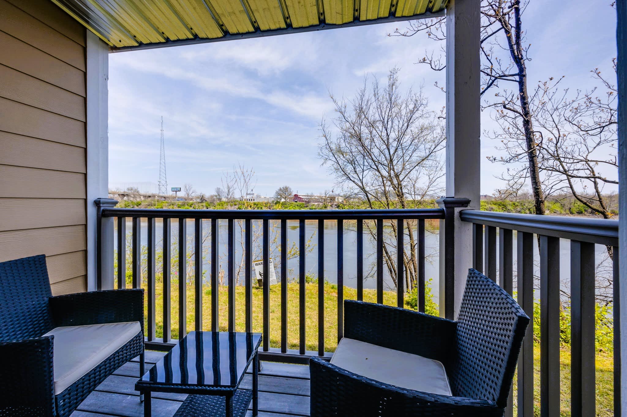 Riverfront Condo |Pool |Walk to Broadway |Sleeps 4