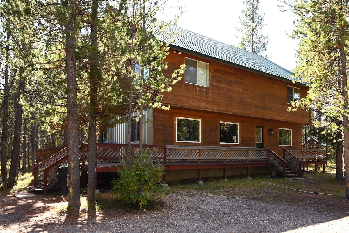 *New Listing* | Sleeps 12 | 25 Miles to Yellowstone! | Hot Tub — Island Park, ID — vacation rental