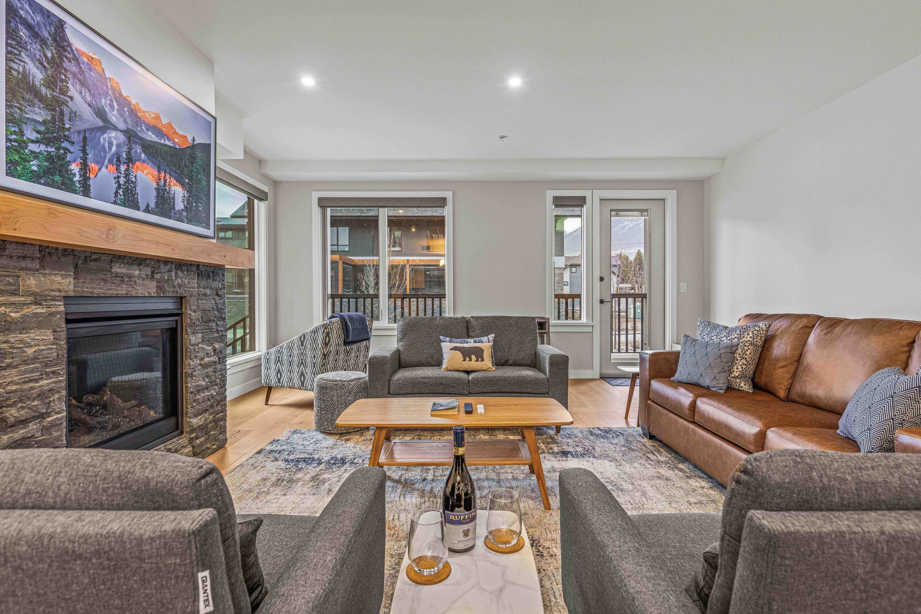 New Large & Fabulous -1500sqft,Hot Tub, BBQ 6