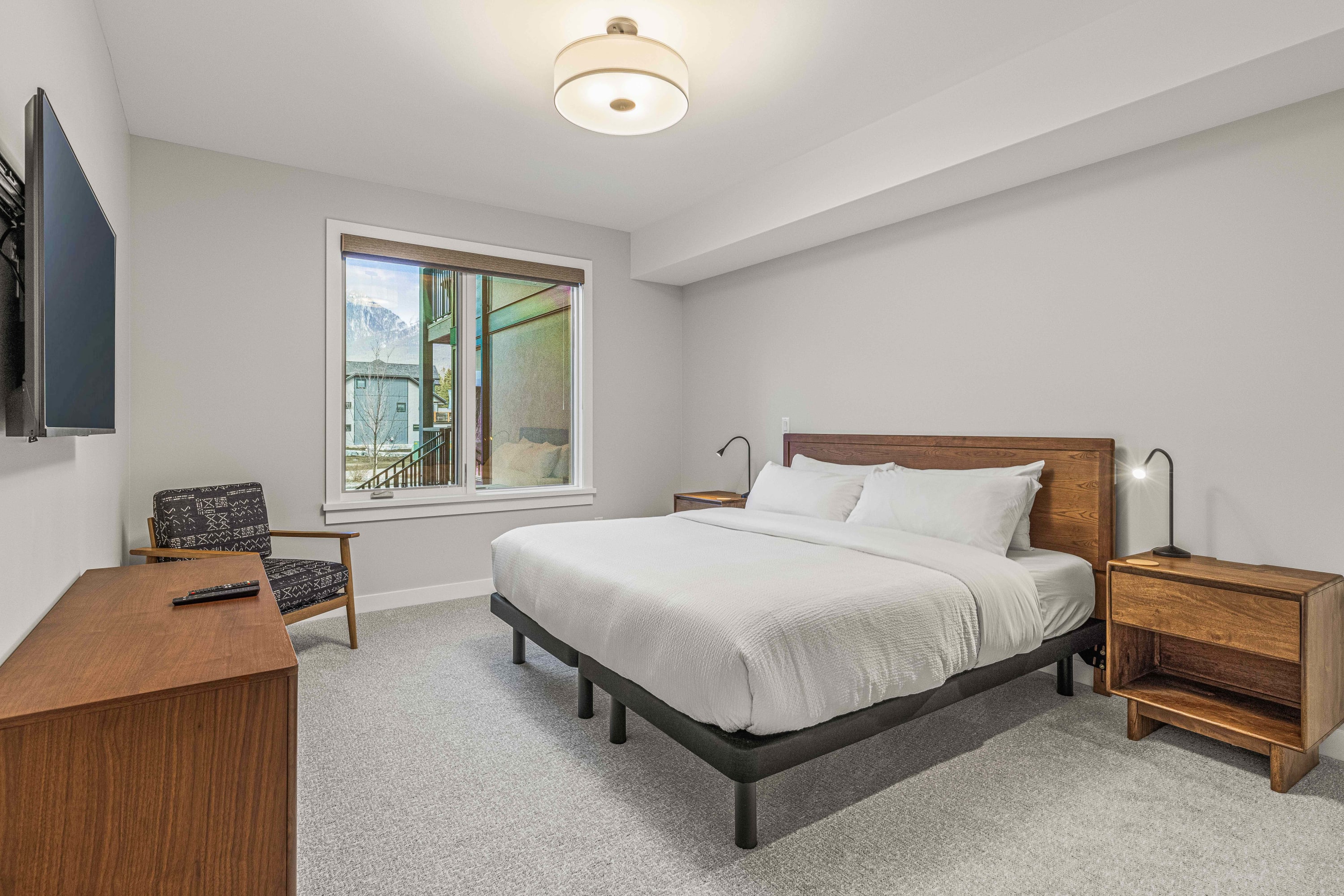 New Large & Fabulous -1500sqft,Hot Tub, BBQ 5