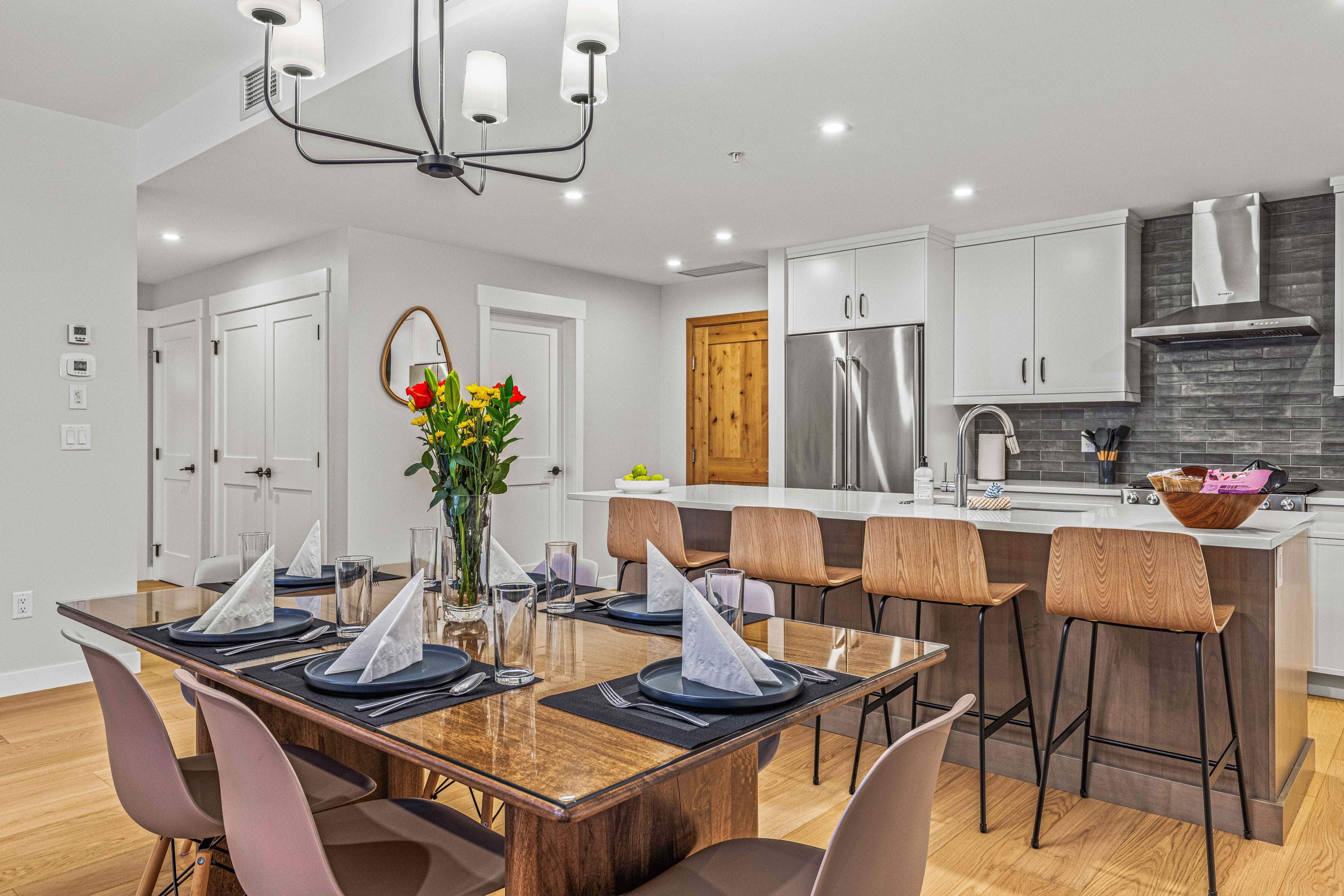 New Large & Fabulous -1500sqft,Hot Tub, BBQ 4