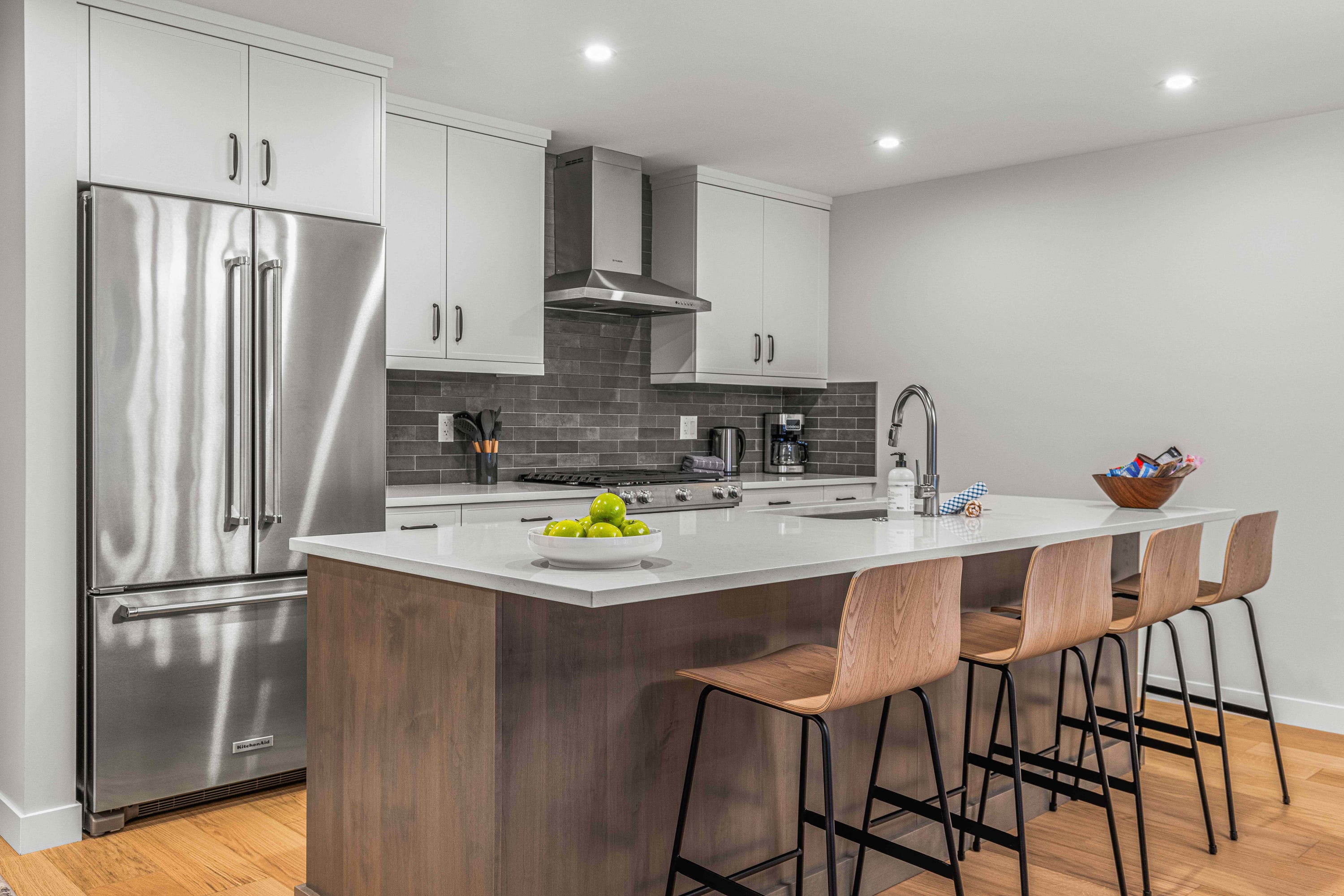 New Large & Fabulous -1500sqft,Hot Tub, BBQ 3