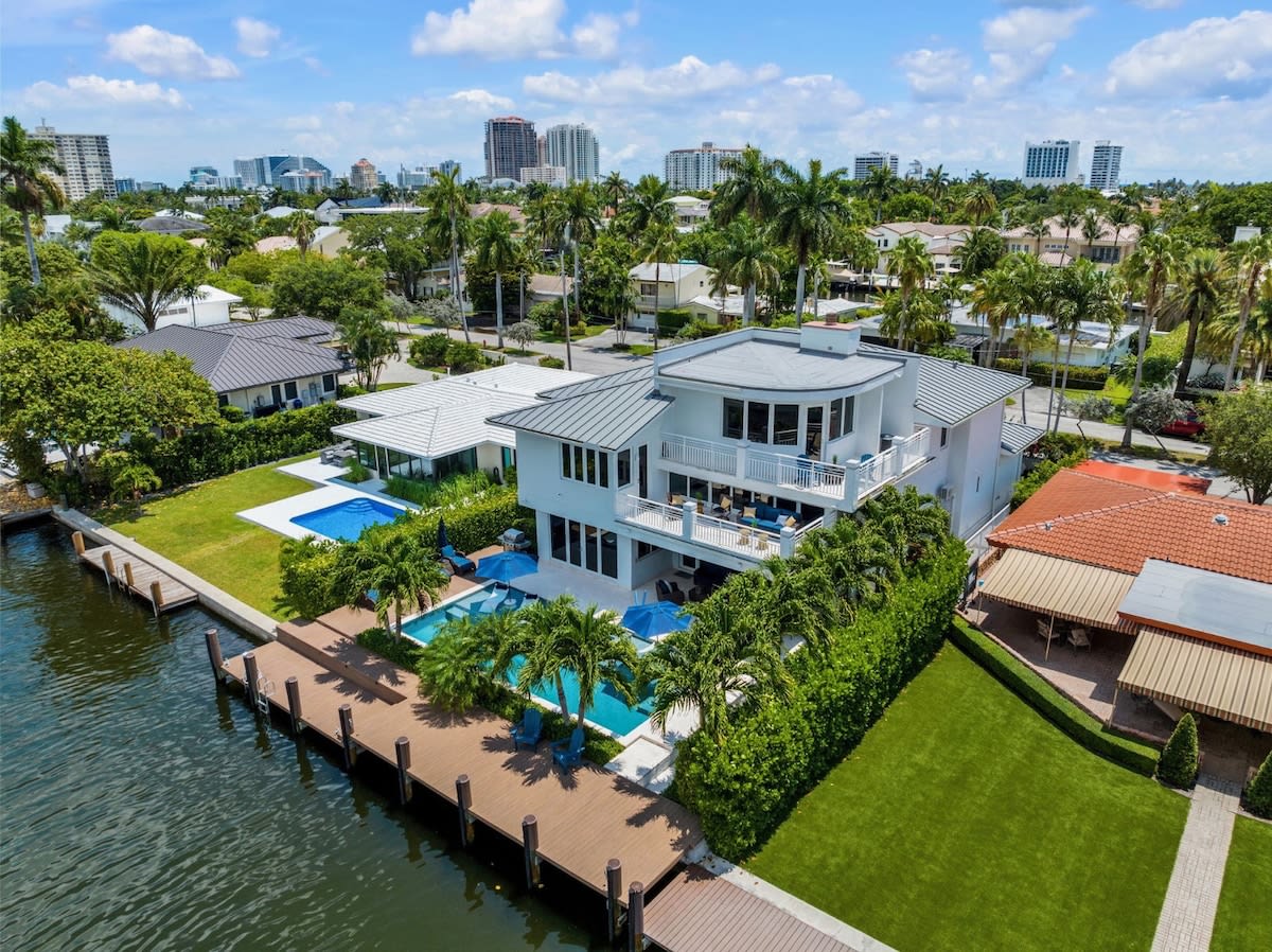 Indulge in the ultimate waterfront lifestyle.