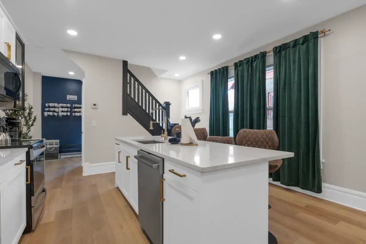 Spacious 5-Bedroom Home with Hot Tub - Picture 14