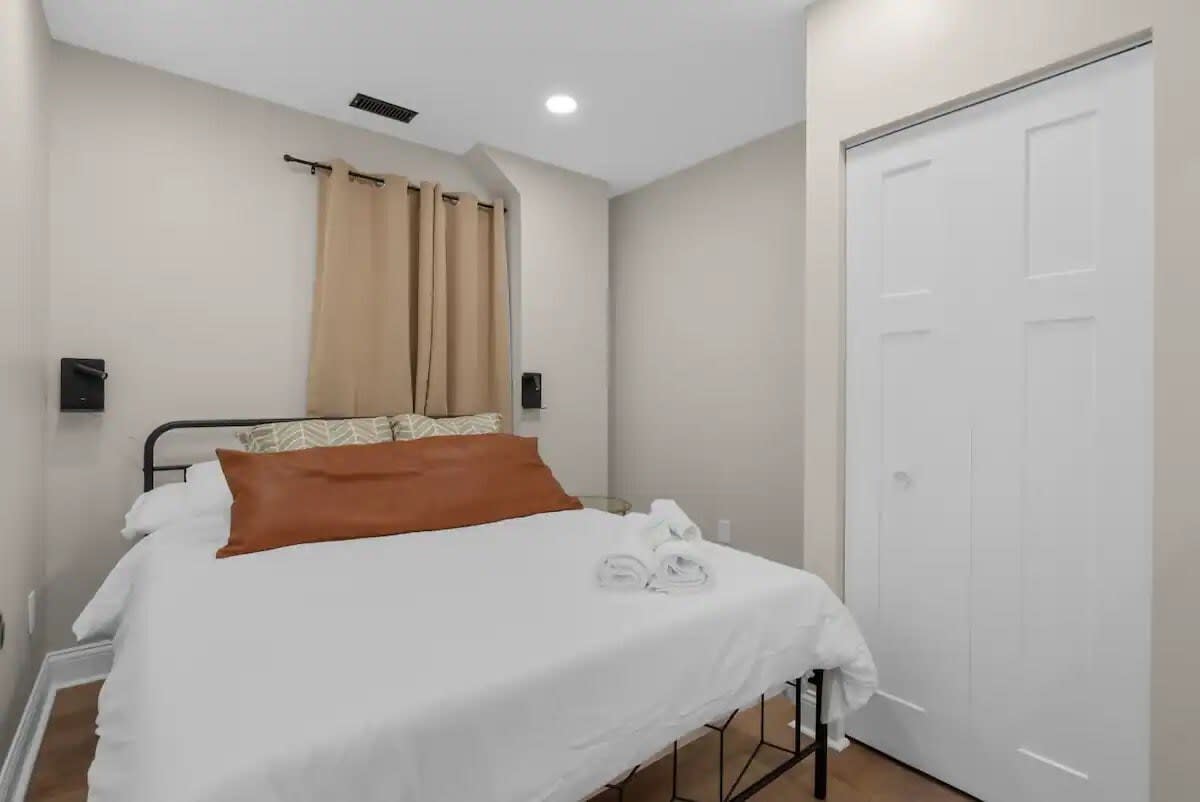 Spacious 5-Bedroom Home with Hot Tub - Picture 12