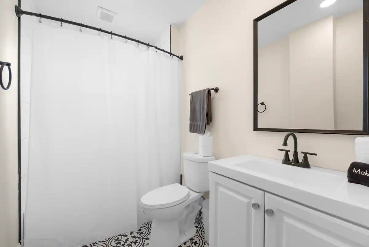 Spacious 5-Bedroom Home with Hot Tub - Picture 30