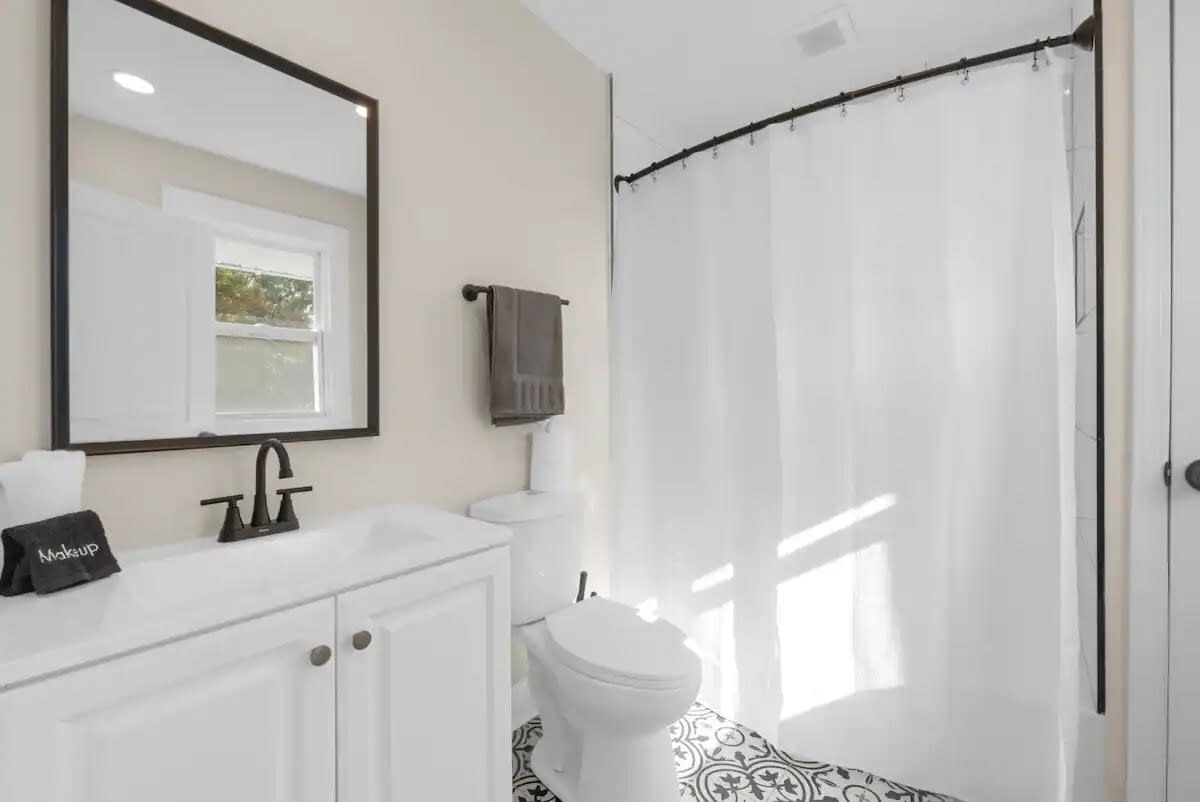 Spacious 5-Bedroom Home with Hot Tub - Picture 32