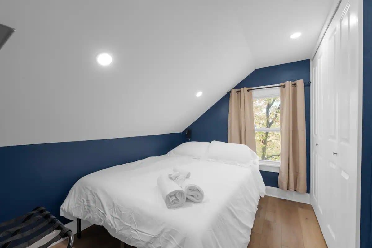 Spacious 5-Bedroom Home with Hot Tub - Picture 25