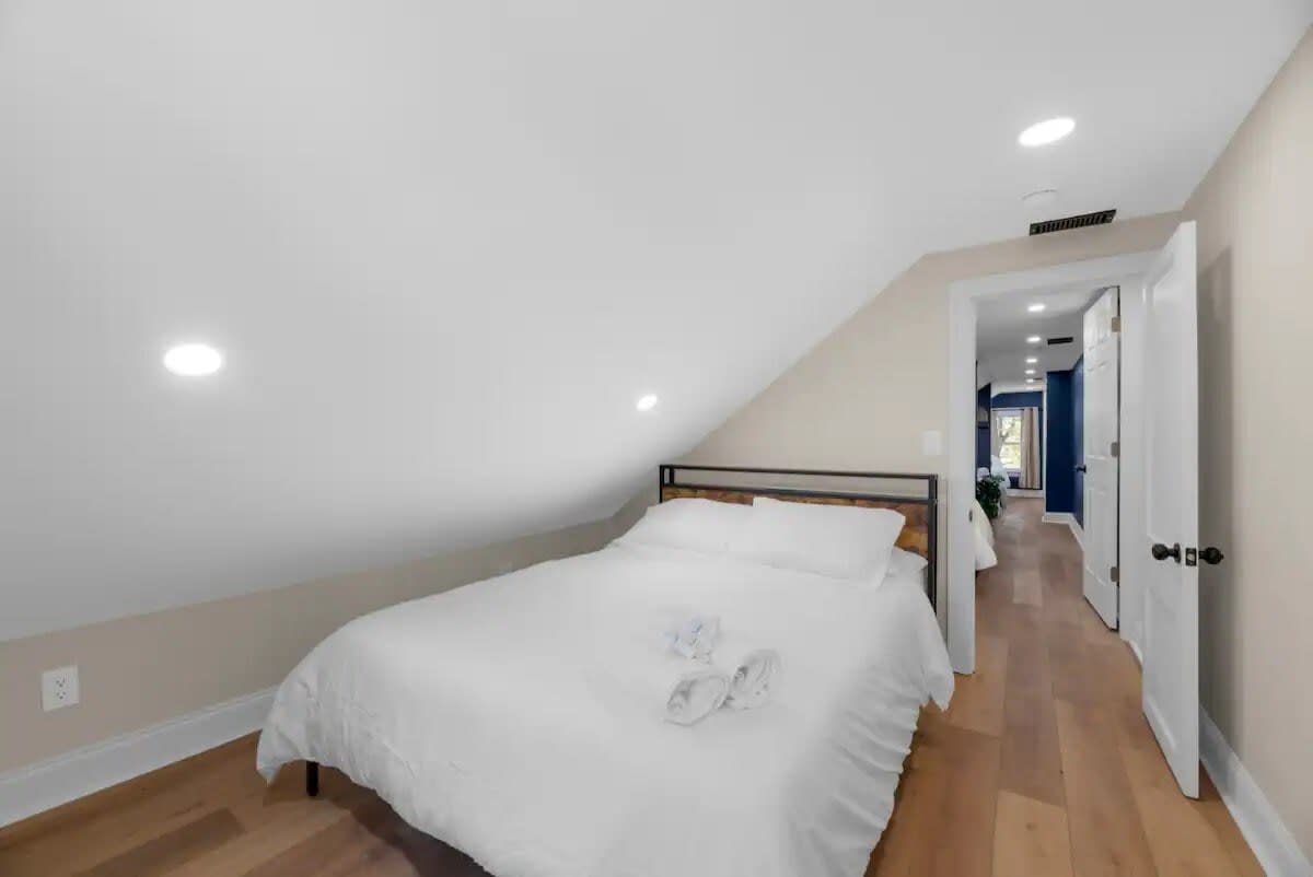 Spacious 5-Bedroom Home with Hot Tub - Picture 27