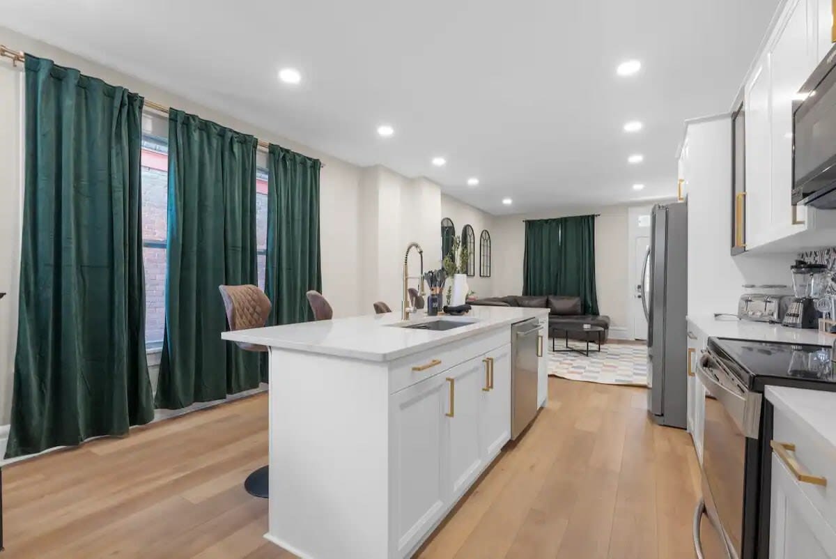 Spacious 5-Bedroom Home with Hot Tub - Picture 16