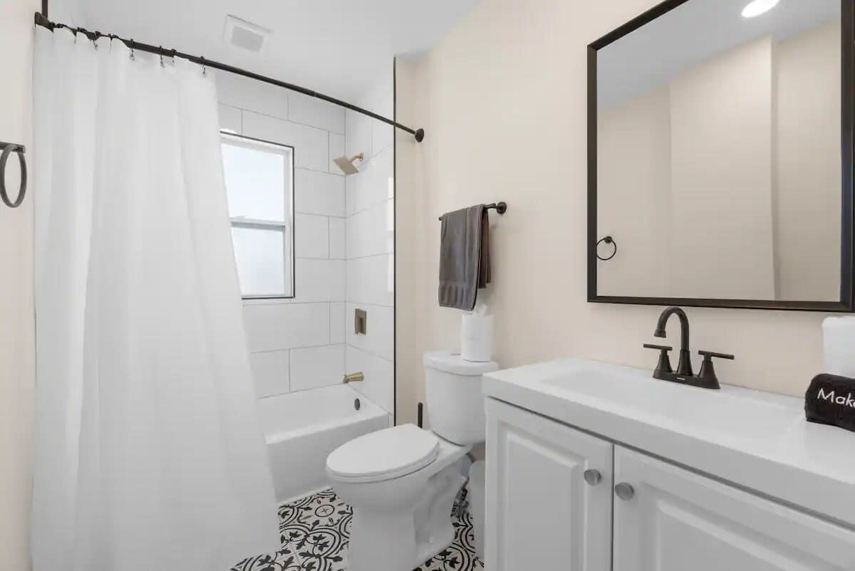 Spacious 5-Bedroom Home with Hot Tub - Picture 31