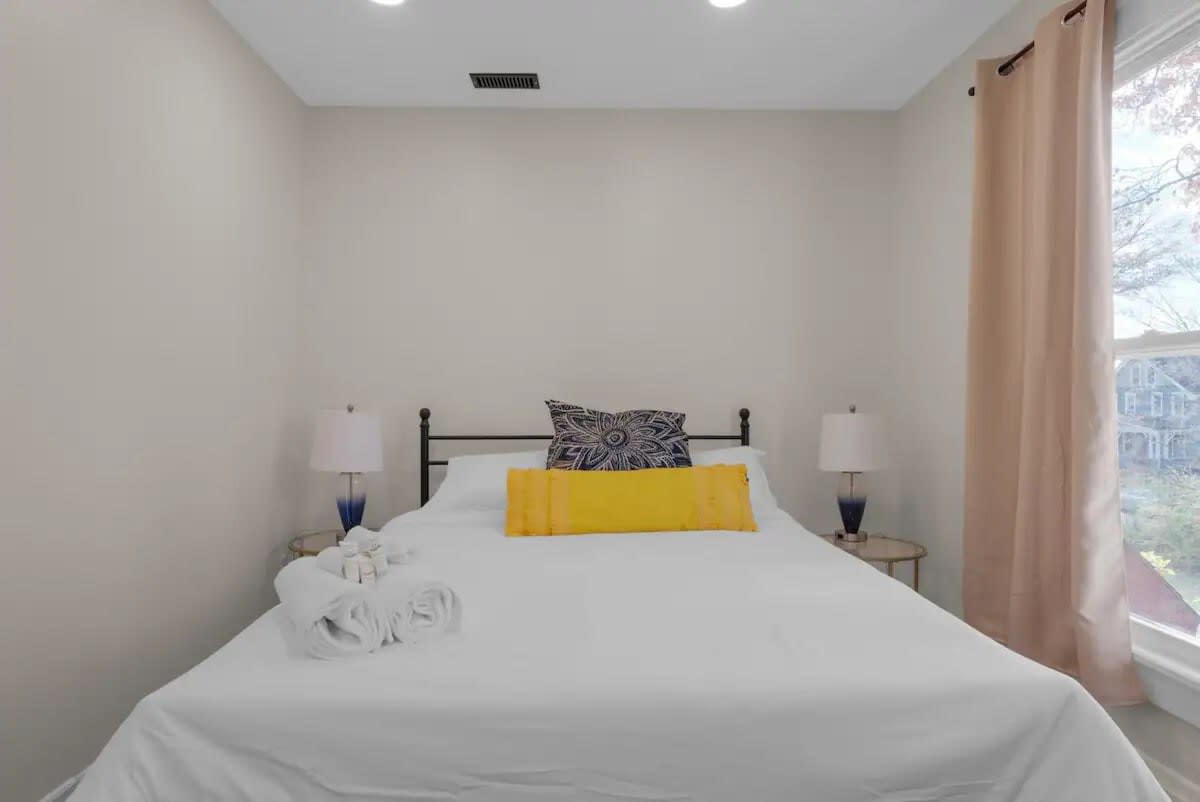 Spacious 5-Bedroom Home with Hot Tub - Picture 19