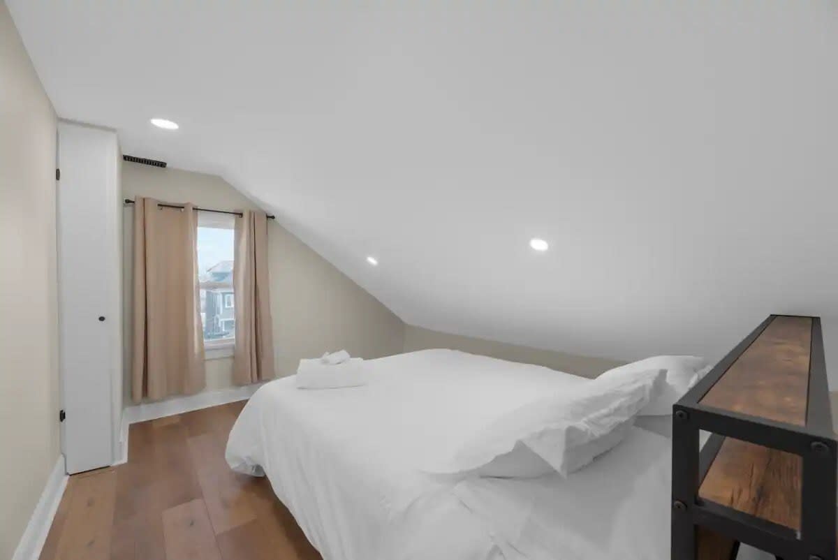 Spacious 5-Bedroom Home with Hot Tub - Picture 28