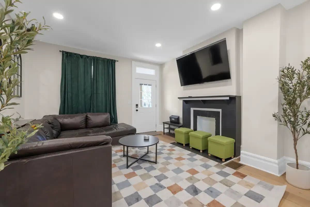 Spacious 5-Bedroom Home with Hot Tub - Picture 8