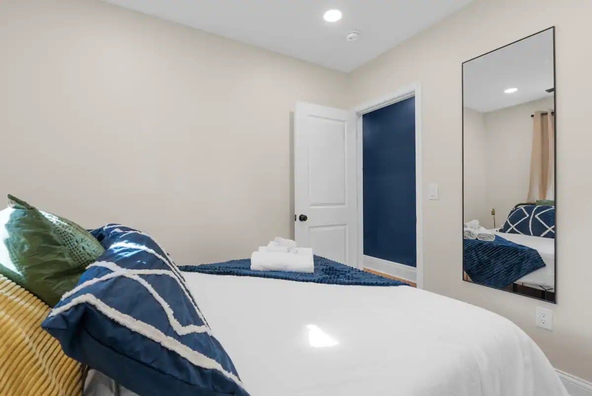 Spacious 5-Bedroom Home with Hot Tub - Picture 21