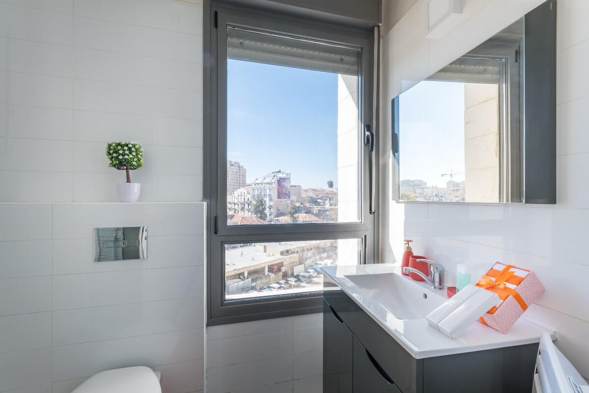 Spacious Downtown Retreat with Terrace and Parking photo 35