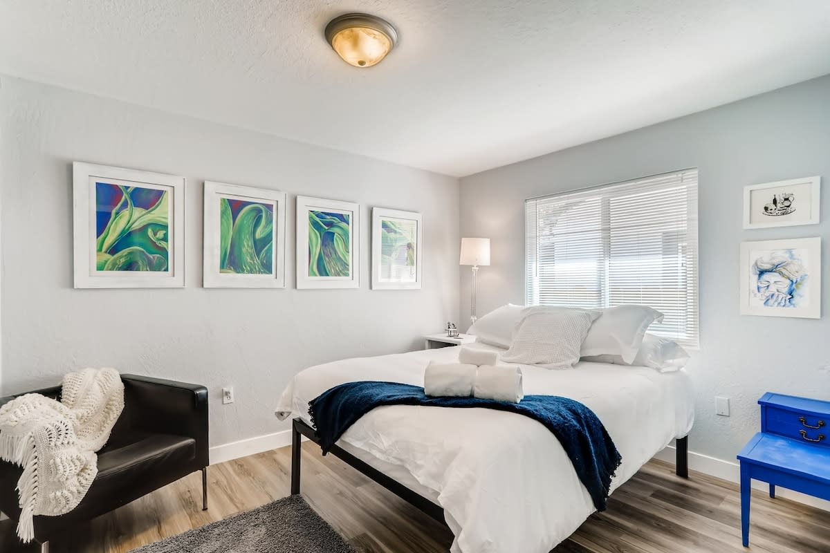 Smart, Eclectic ART HOUSE near UC Davis Med Center