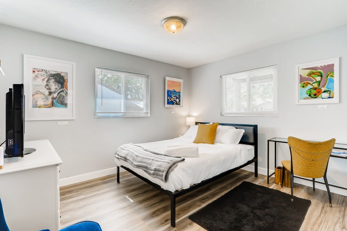 Smart, Eclectic ART HOUSE near UC Davis Med Center