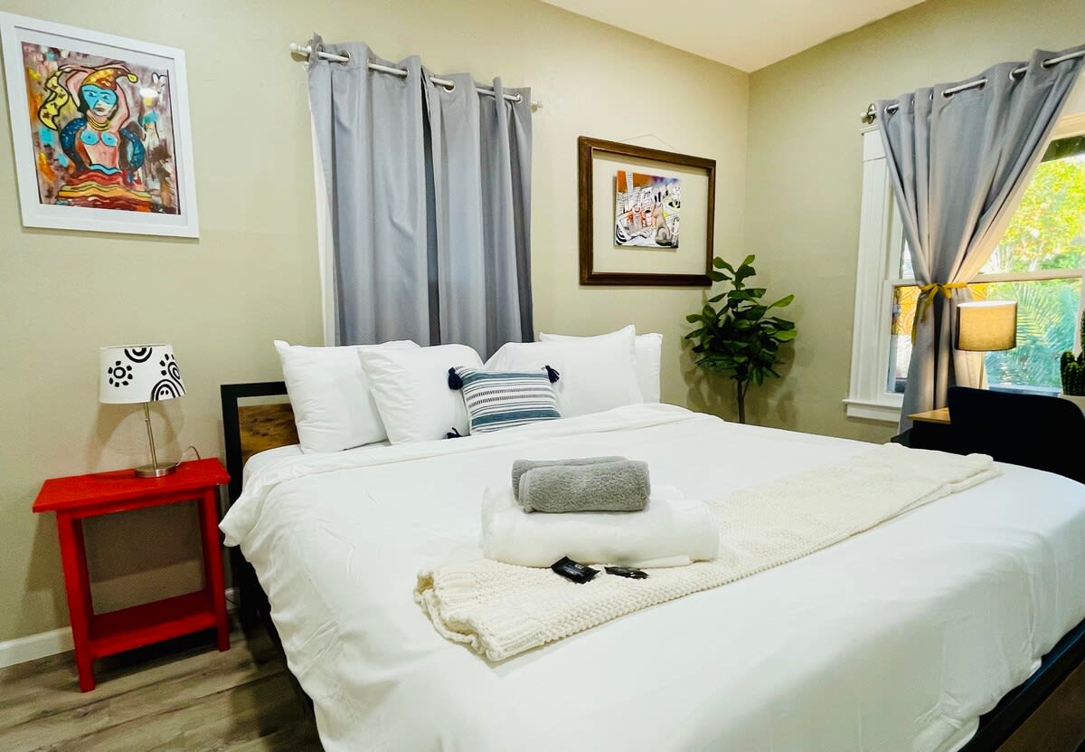 Artists Bungalow ARCADE King Beds near the beat