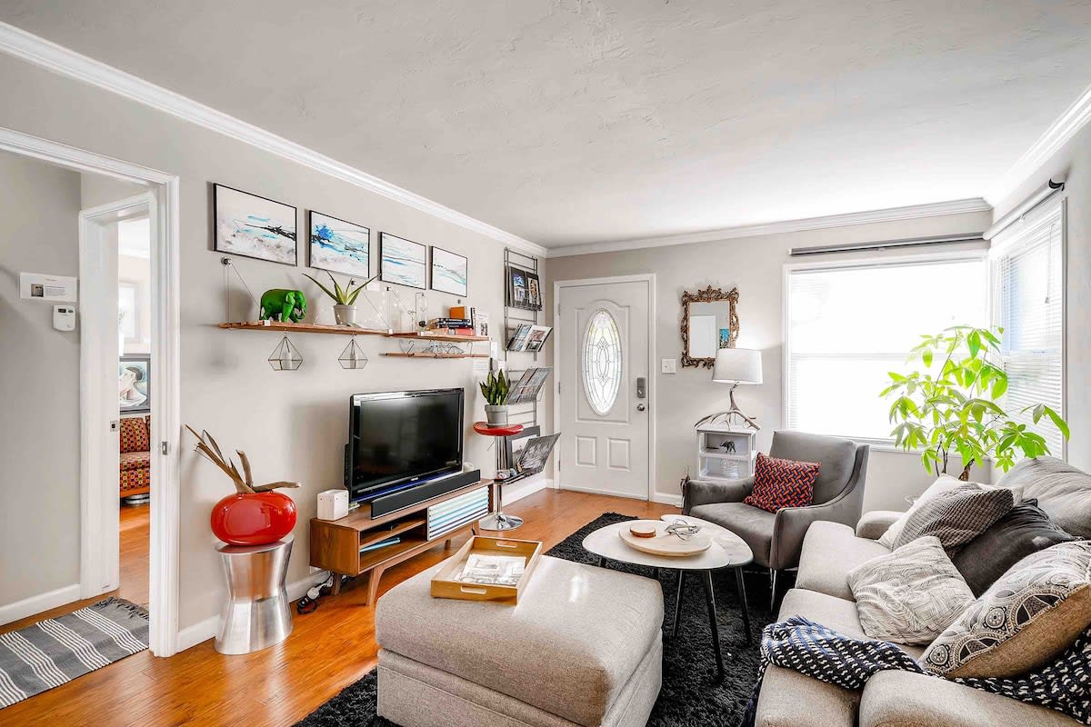 Smart, Eclectic ART HOUSE near the beat.