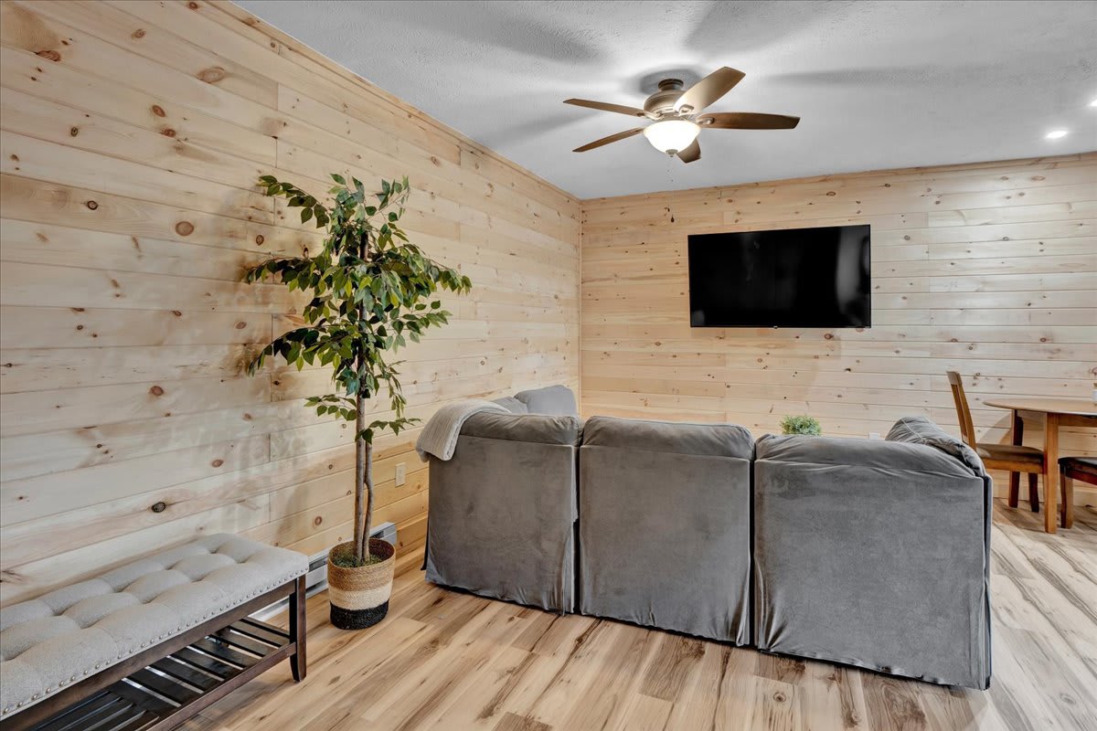 Stylish Pocono 1BR | Firepits Pickleball | Pets OK