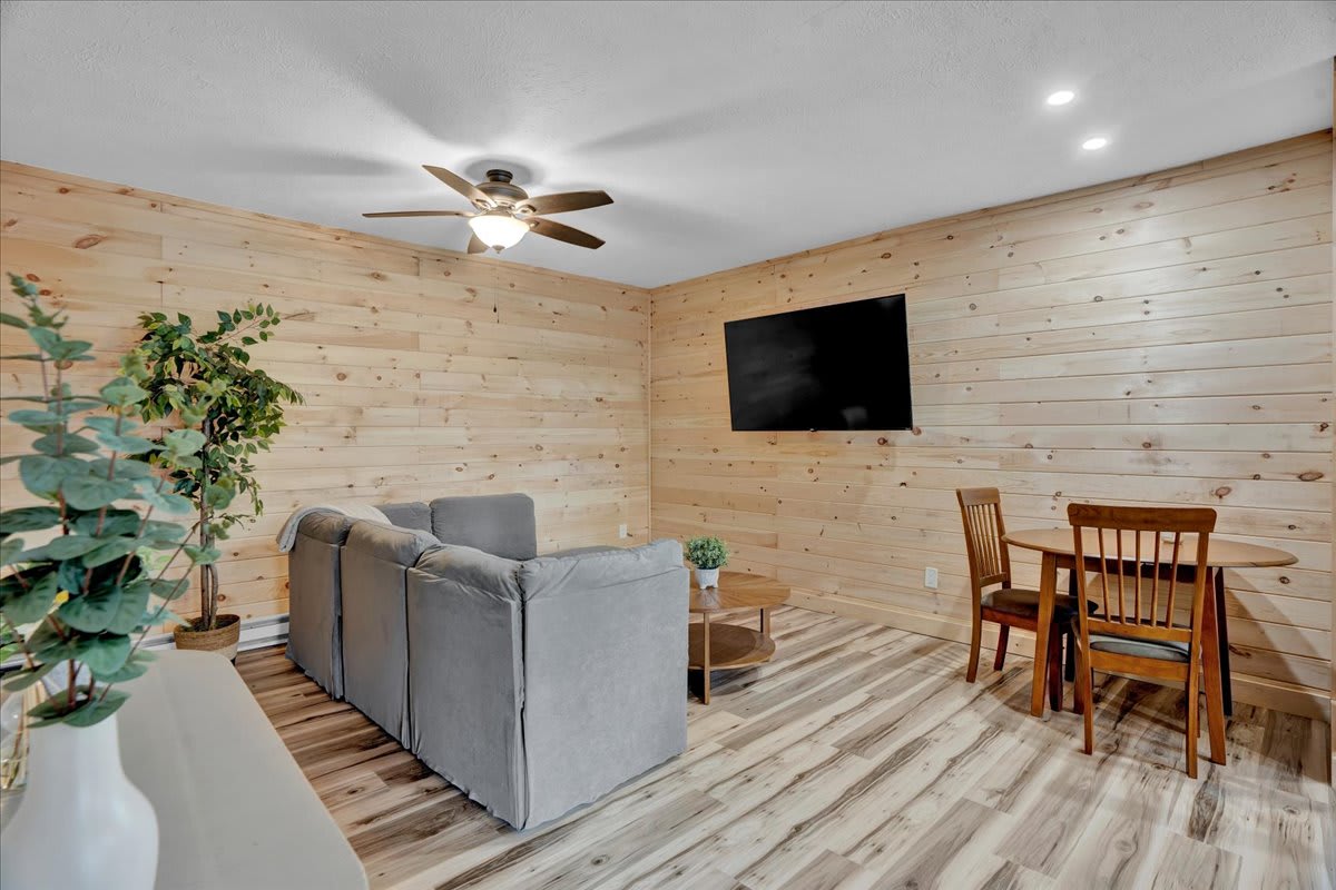 Stylish Pocono 1BR | Firepits Pickleball | Pets OK