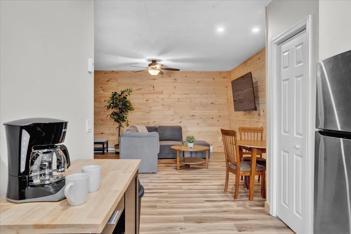 Stylish Pocono 1BR | Firepits Pickleball | Pets OK