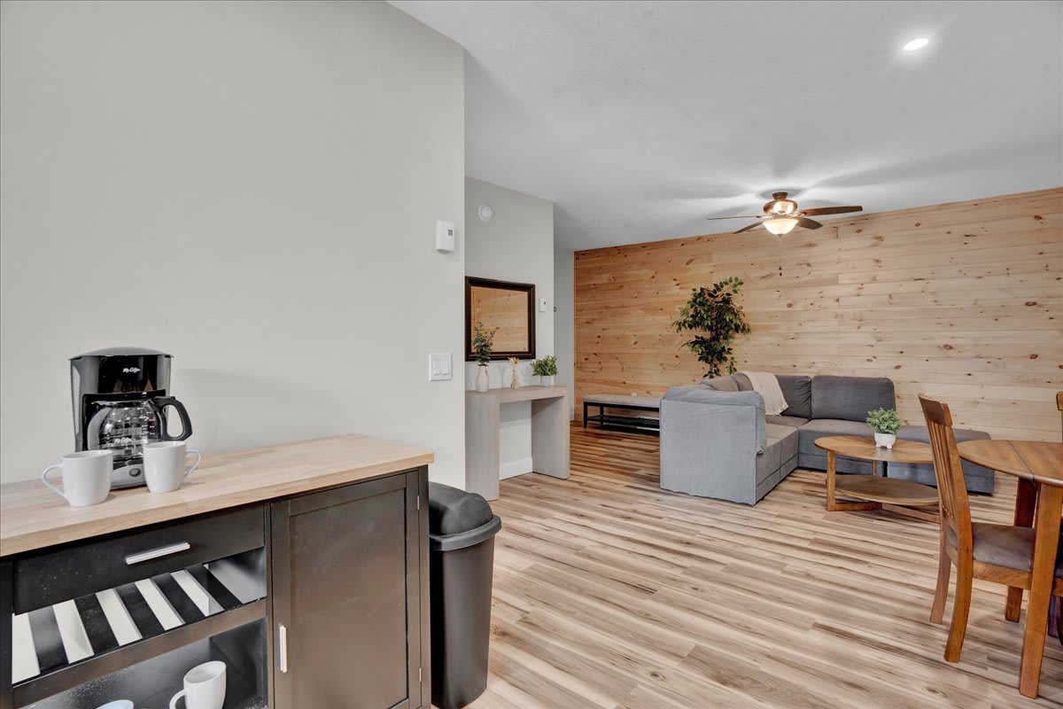 Stylish Pocono 1BR | Firepits Pickleball | Pets OK