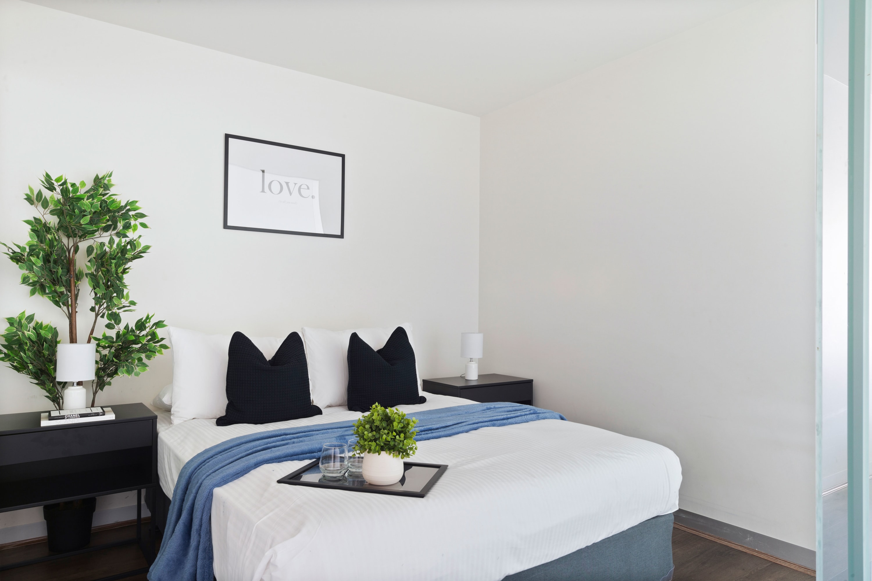 Comfy 2BR Apt Only a-4-min Walk to Victoria Market — Carlton, Victoria — vacation rental
